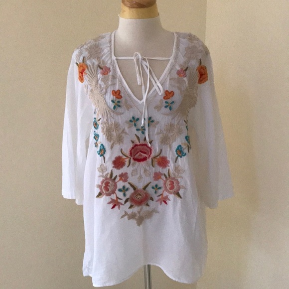 New! JOHNNY WAS White Size XL embroidered top